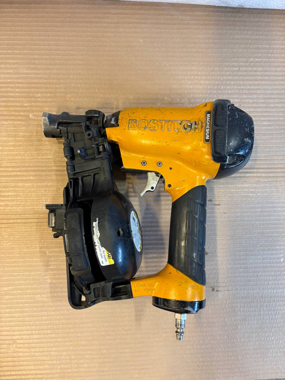 Bostitch RN46K‑2‑E – Pneumatisk coil-spikerpistol (uten koffert)