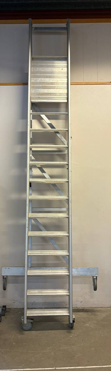 Industriell trappestige i aluminium med hjul – Laggo