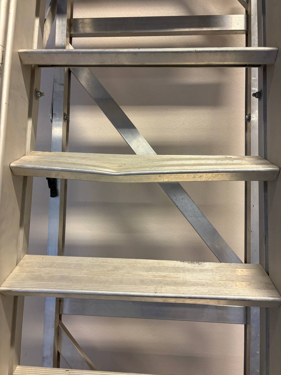 Industriell trappestige i aluminium med hjul – Laggo