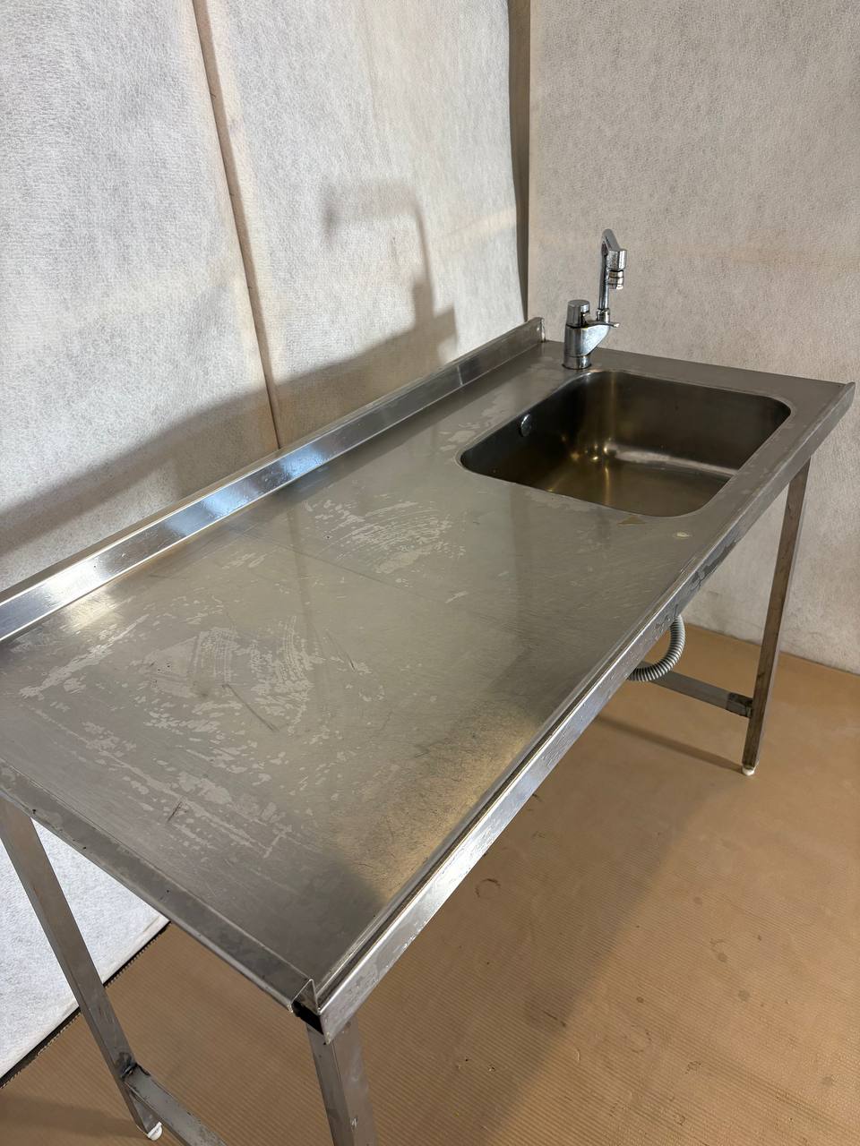 Rustfri oppvaskbenk med vask og kran – L143 x B65 x H94 cm