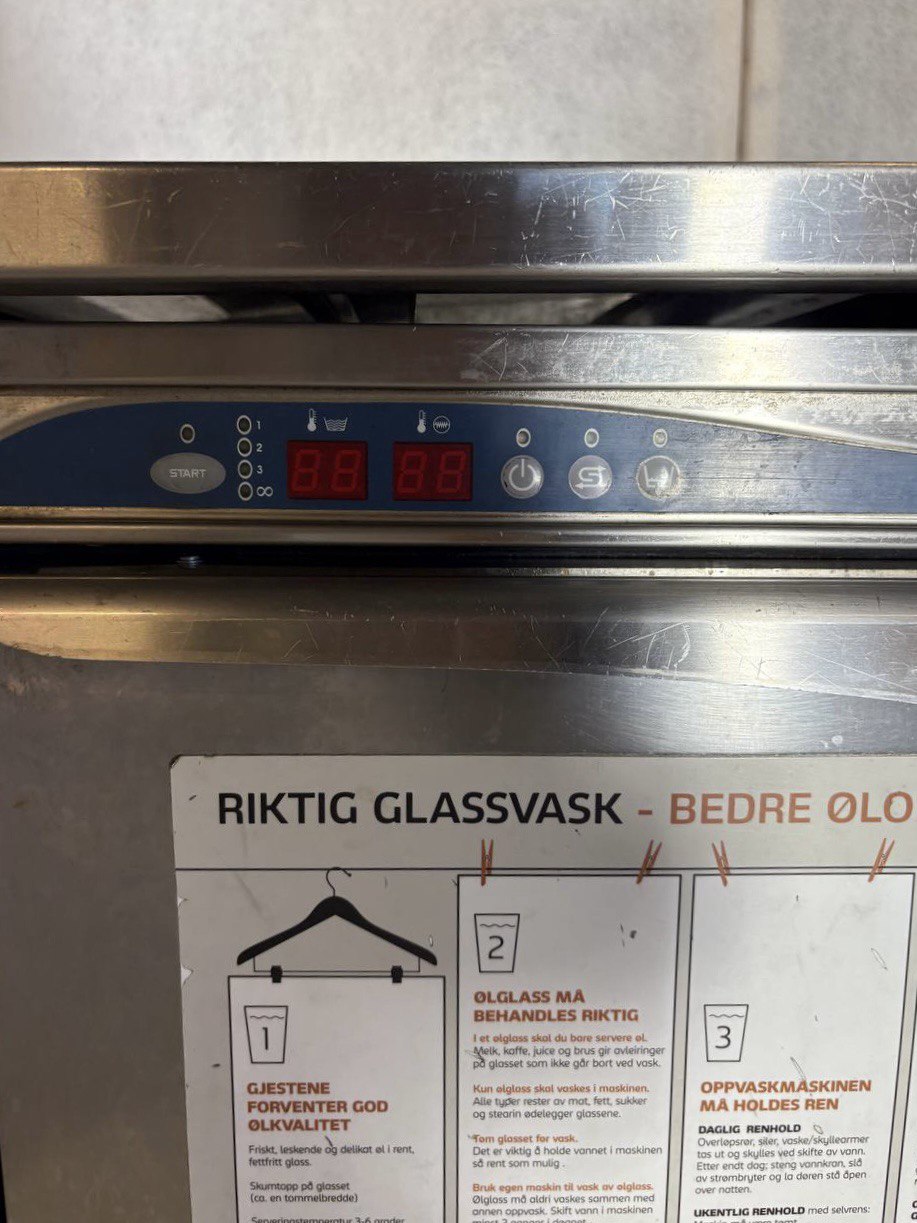 Metos Master glassvaskemaskin inkl. rustfri benk med hyller for oppvaskkurver – Seko doseringspumpe