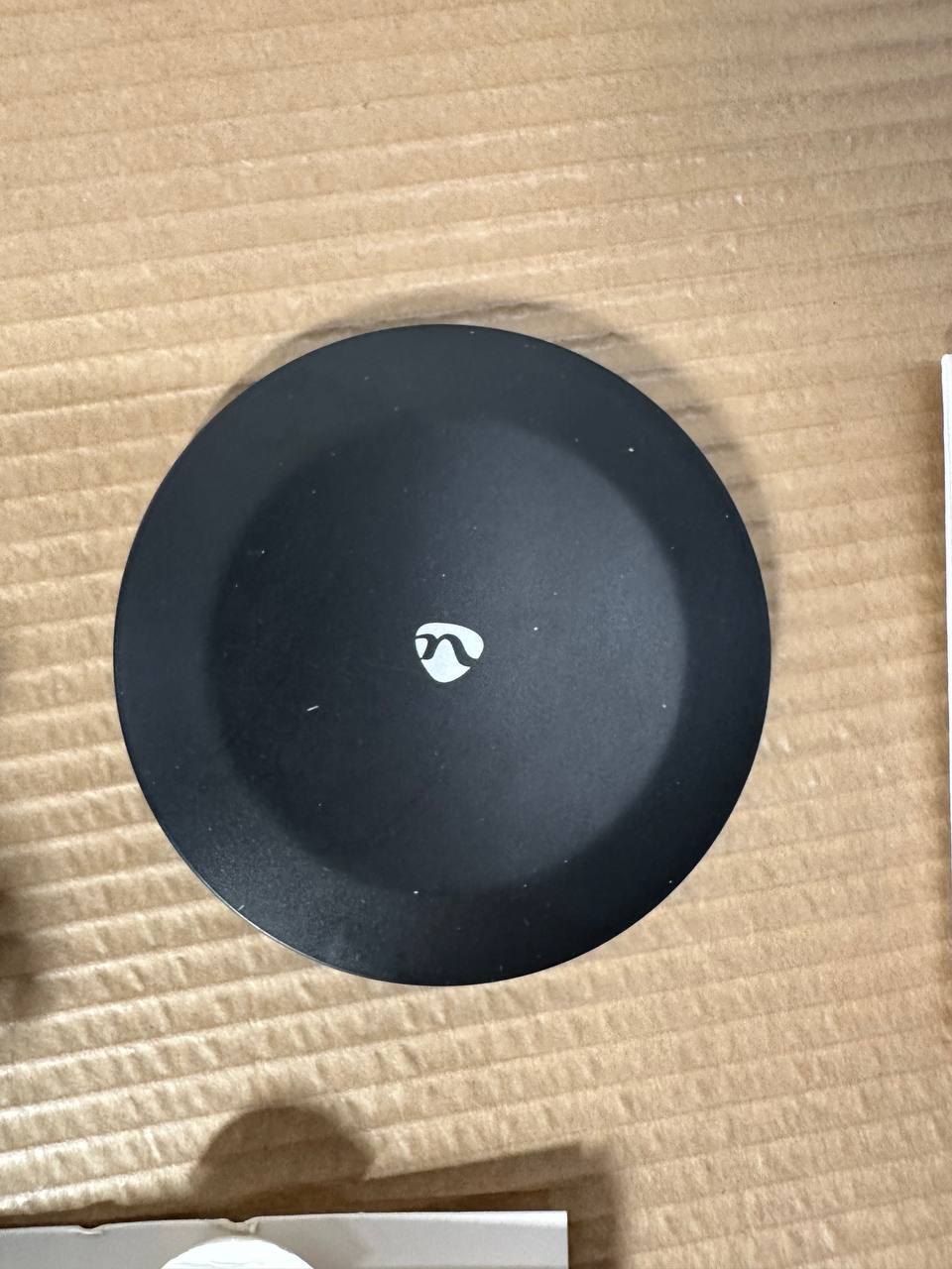 Nedis trådløs lader – 15W hurtiglading, svart