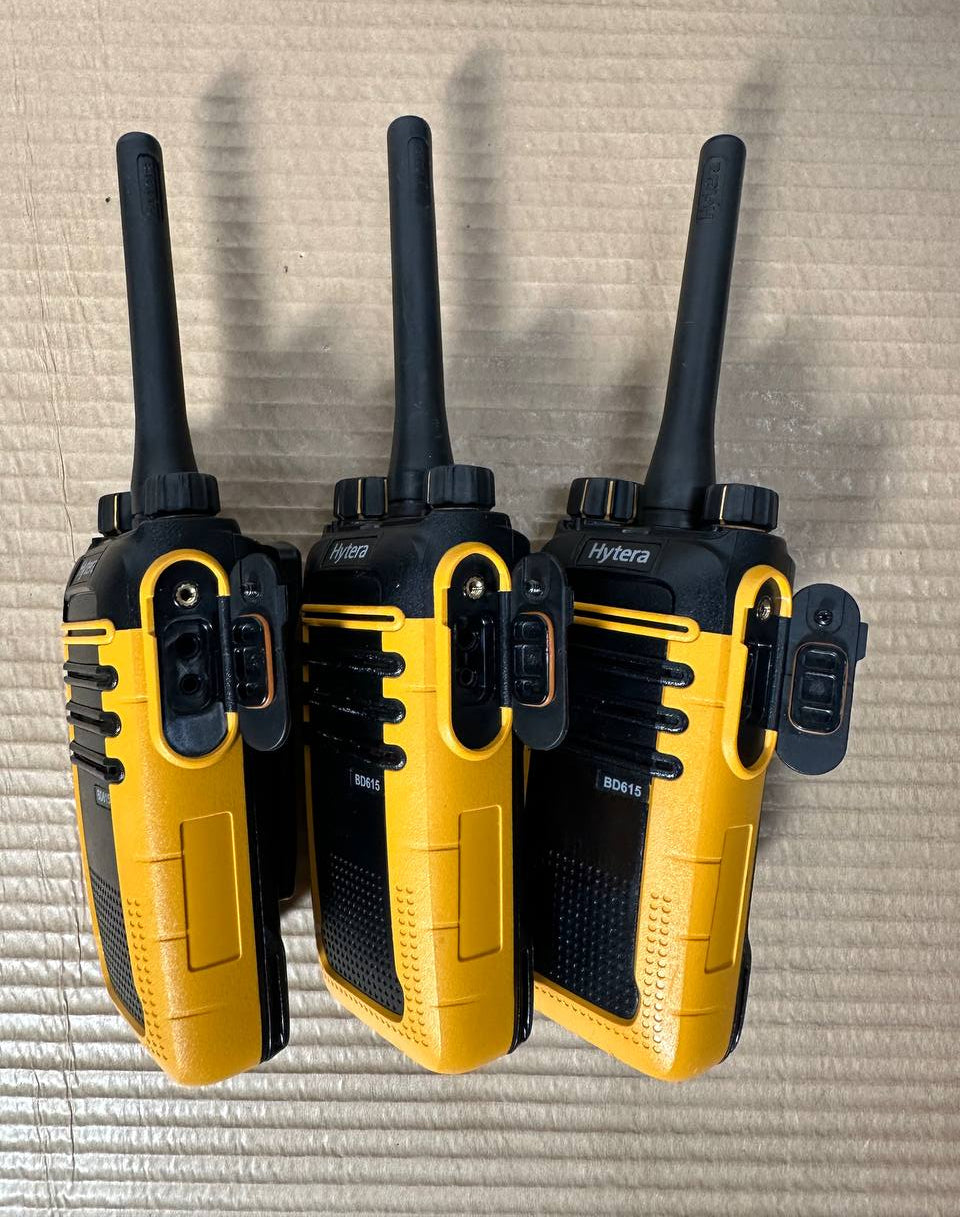 Hytera BD615 digitale walkie talkie – sett med 3 stk radioer og 2 ladere