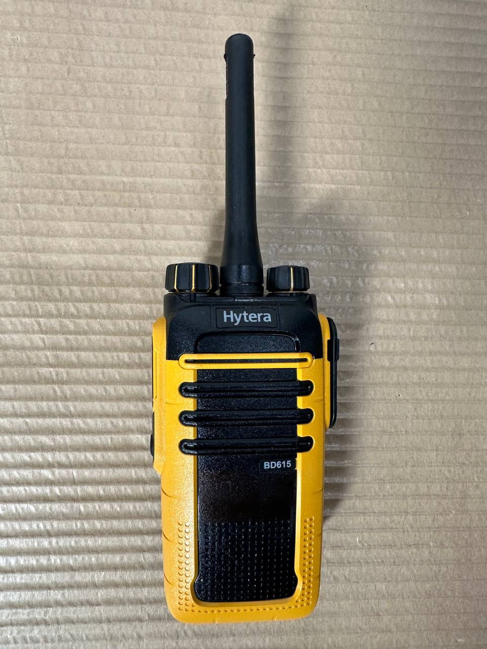 Hytera BD615 digitale walkie talkie – sett med 3 stk radioer og 2 ladere