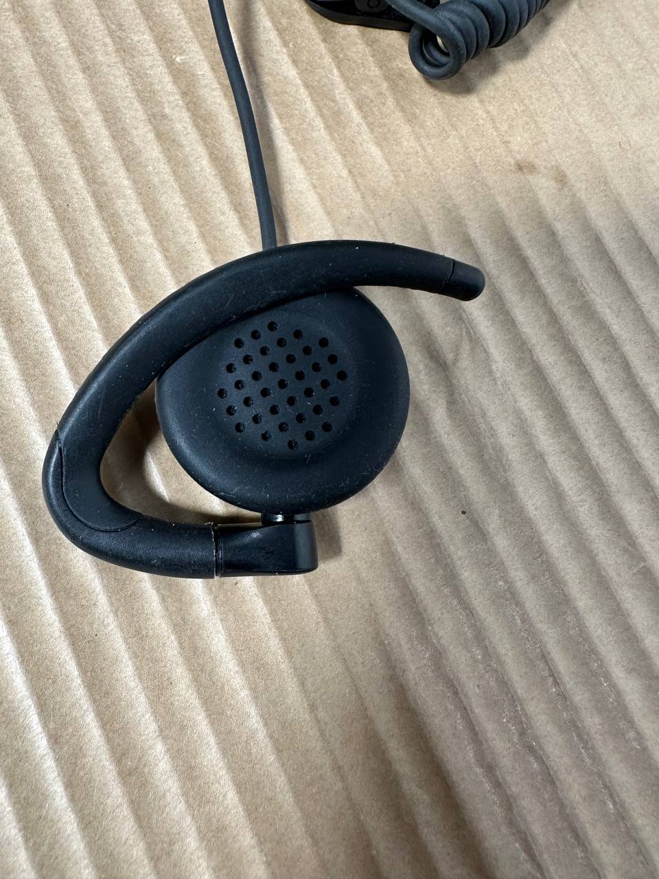 Hytera headset med ørebøyle og PTT-mikrofon (2-pin Motorola-type)