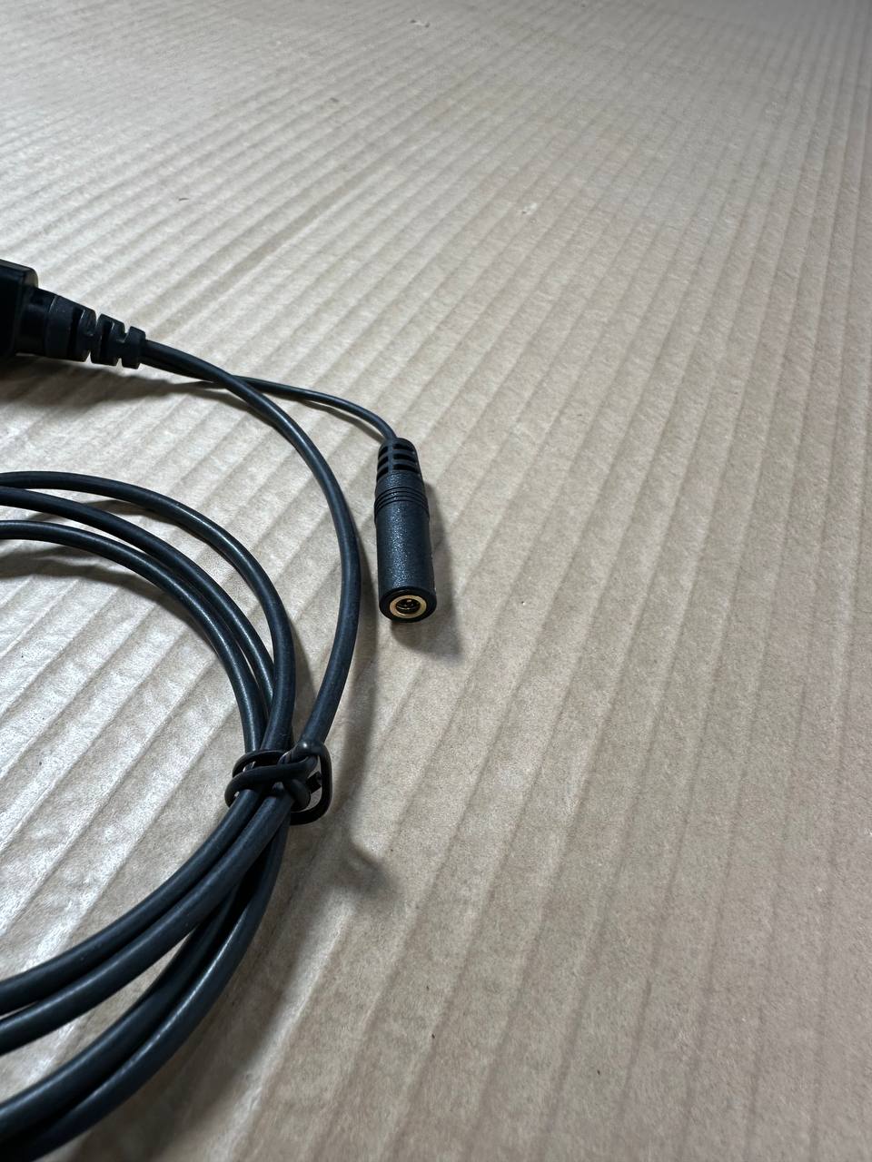 Hytera headset med ørebøyle og PTT-mikrofon (2-pin Motorola-type)