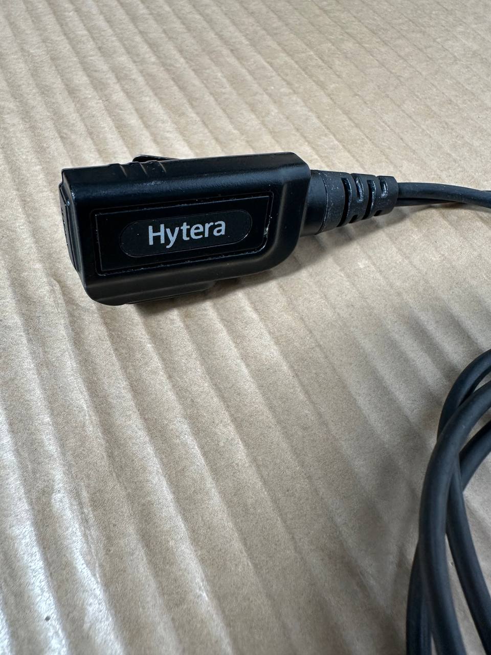 Hytera headset med ørebøyle og PTT-mikrofon (2-pin Motorola-type)
