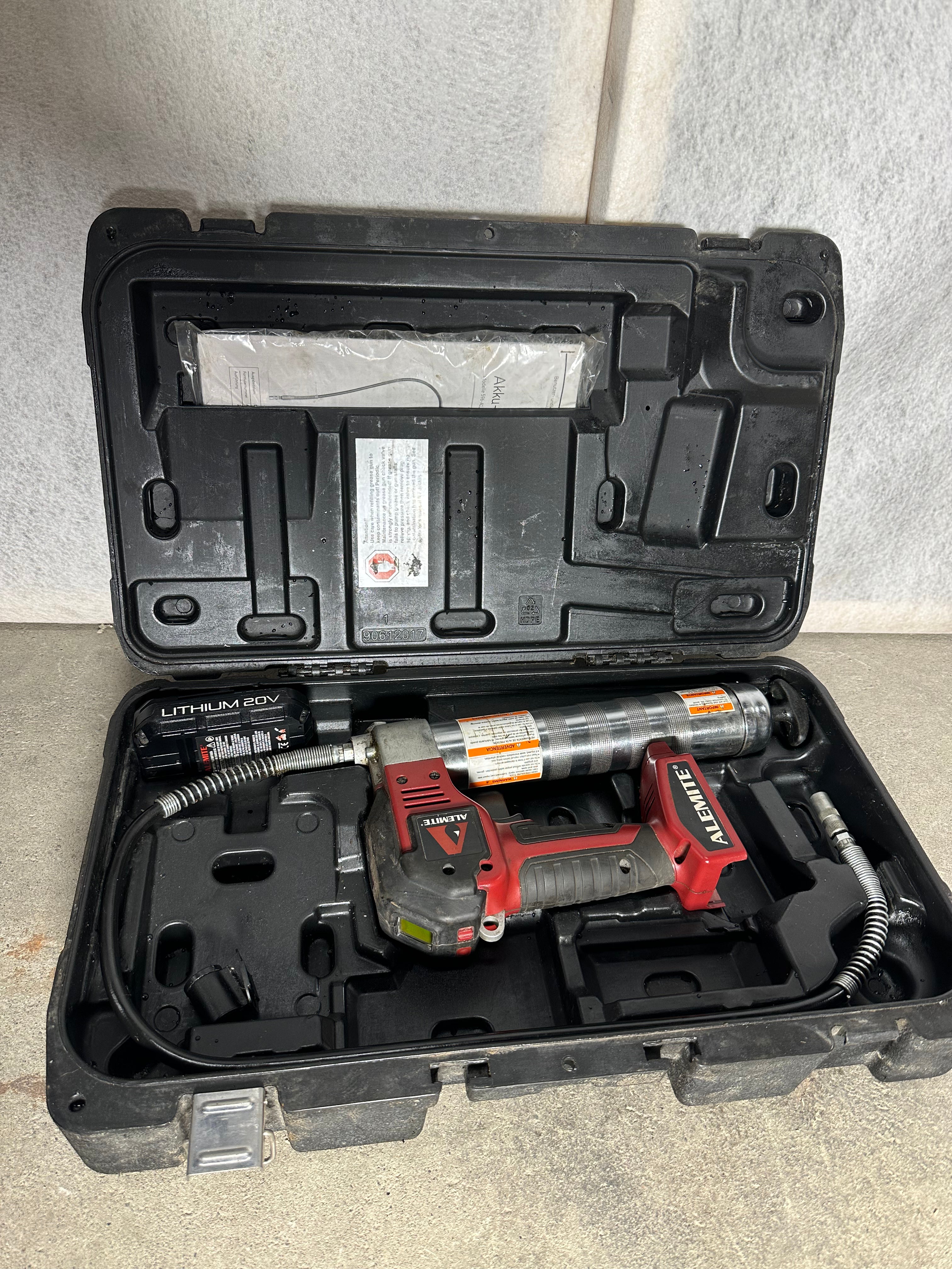 Alemite 596 A1 Elektrisk Fettpresse – Batteridrevet, Kraftig og Ergonomisk Design