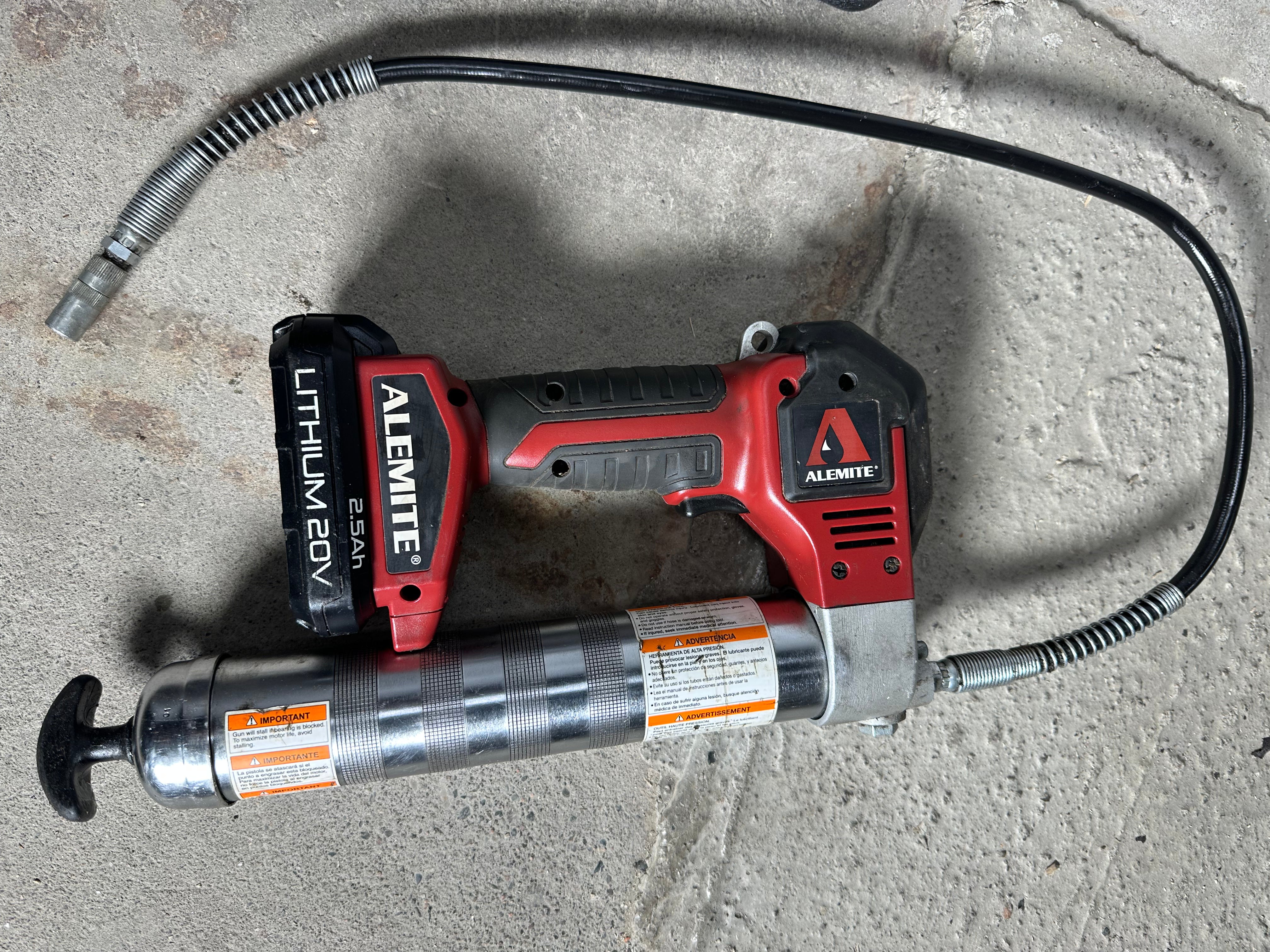 Alemite 596 A1 Elektrisk Fettpresse – Batteridrevet, Kraftig og Ergonomisk Design