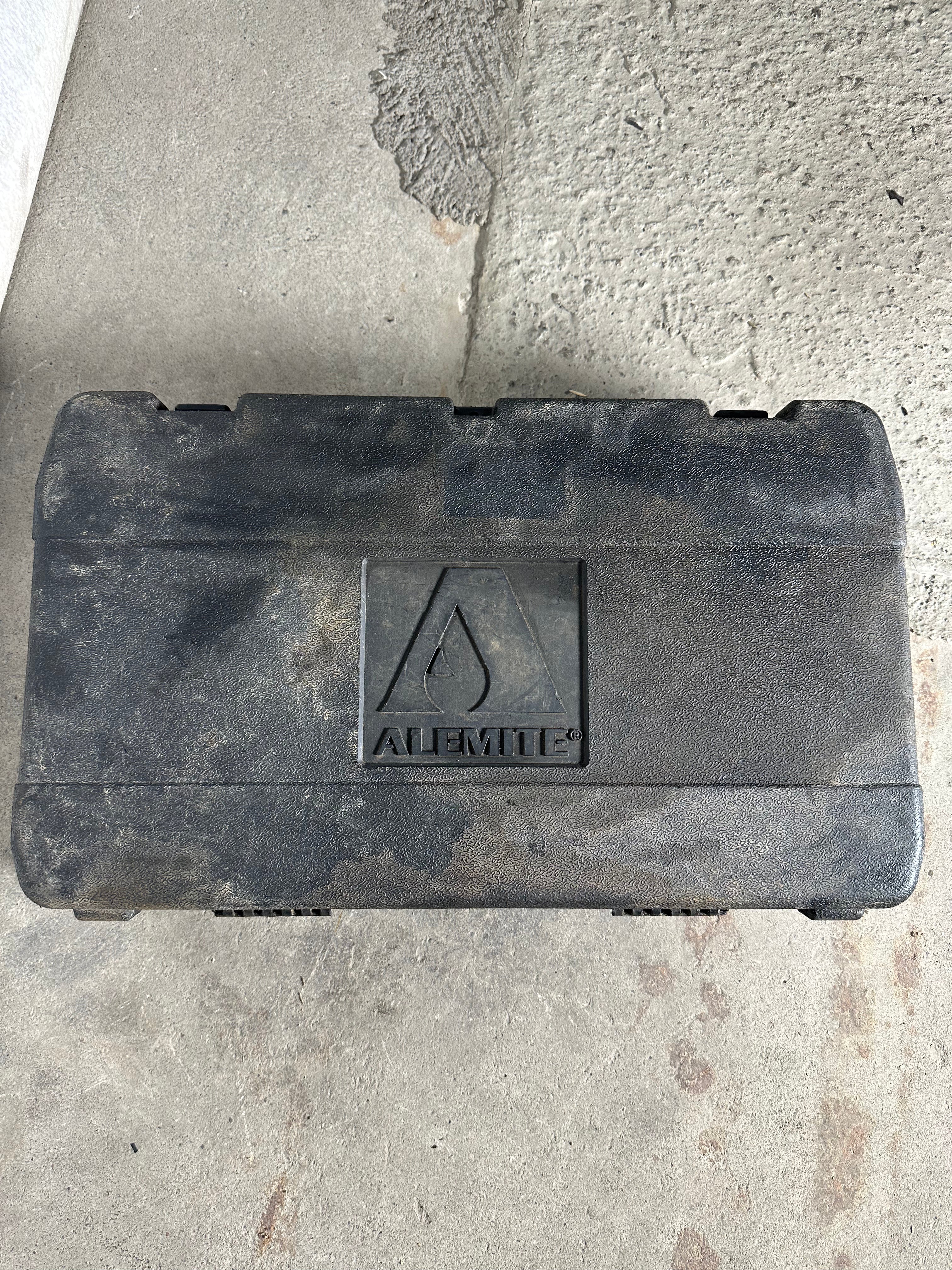 Alemite 596 A1 Elektrisk Fettpresse – Batteridrevet, Kraftig og Ergonomisk Design