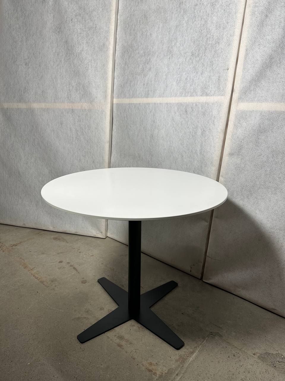 Moderne rundt bord med hvit topp og svart metallbase