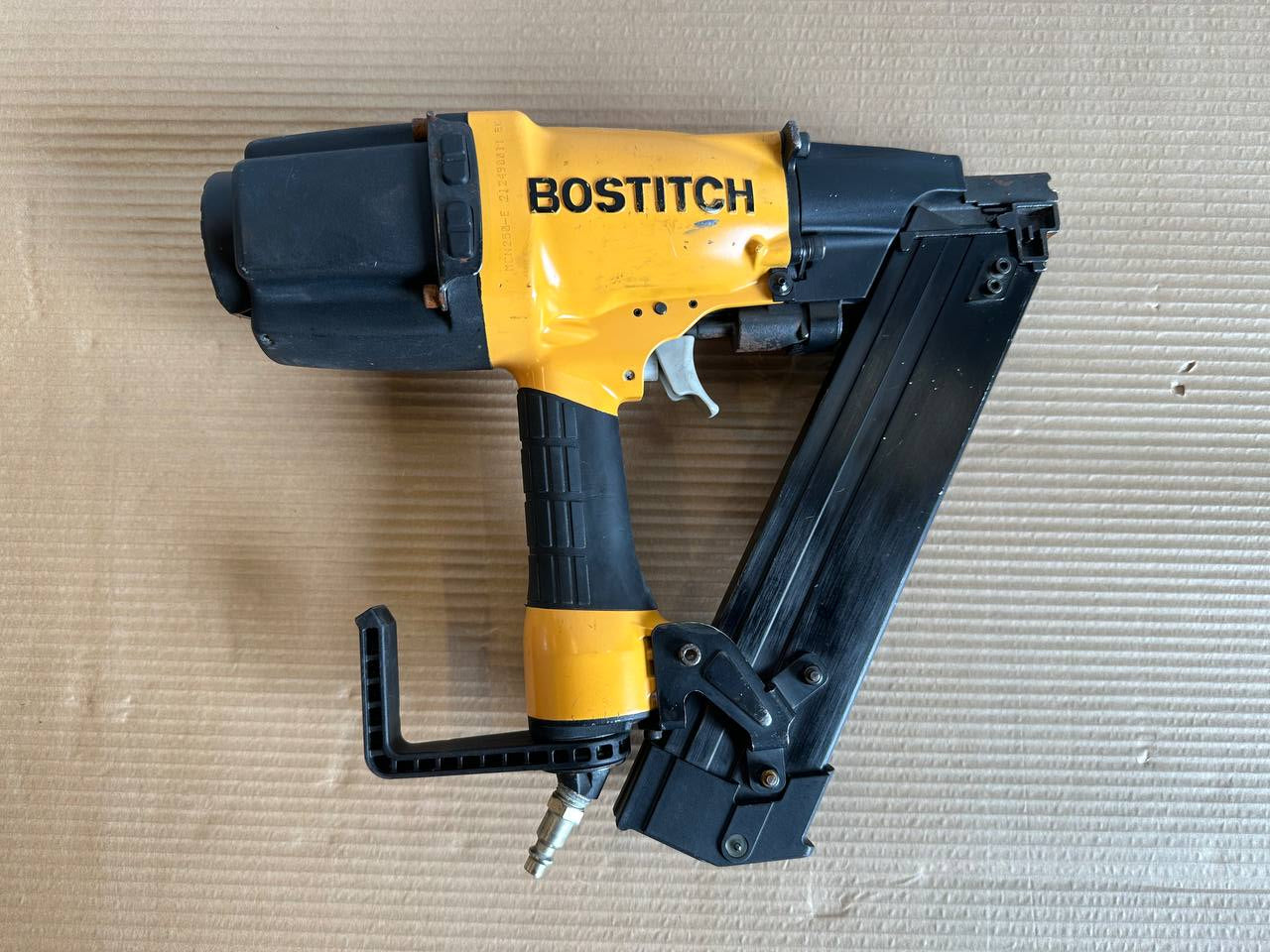 Spikerpistol MCN250-E | Metallbeslag | Presis montering  | Uten koffert