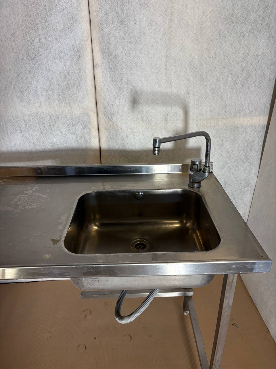 Rustfri oppvaskbenk med vask og kran – L143 x B65 x H94 cm