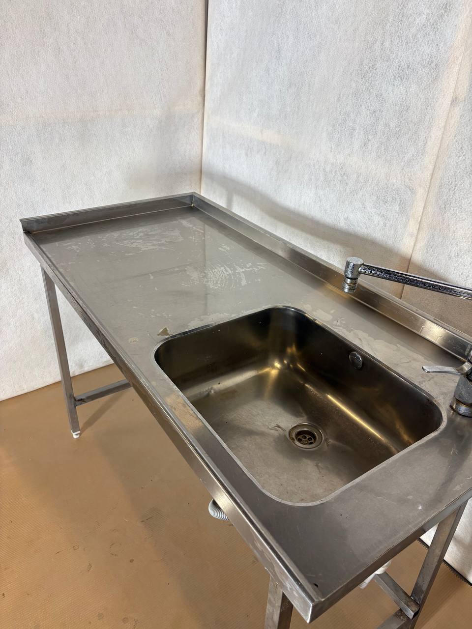 Rustfri oppvaskbenk med vask og kran – L143 x B65 x H94 cm
