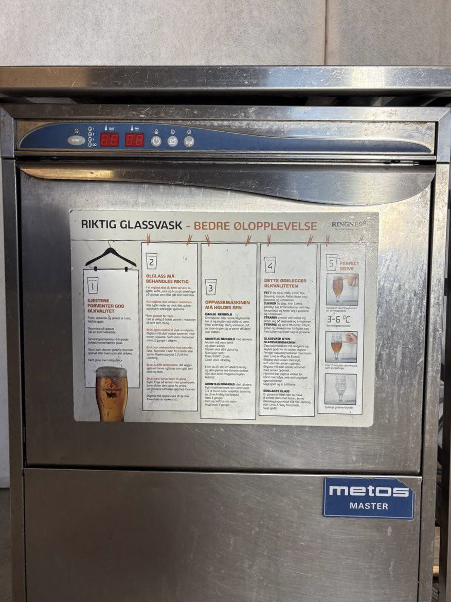 Metos Master glassvaskemaskin inkl. rustfri benk med hyller for oppvaskkurver – Seko doseringspumpe