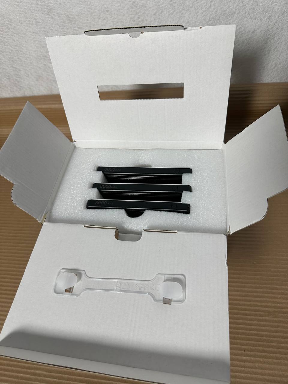 WST Multiple Power Bank Docking Station – 3 stk 8000mAh Powerbanks (Sølv)