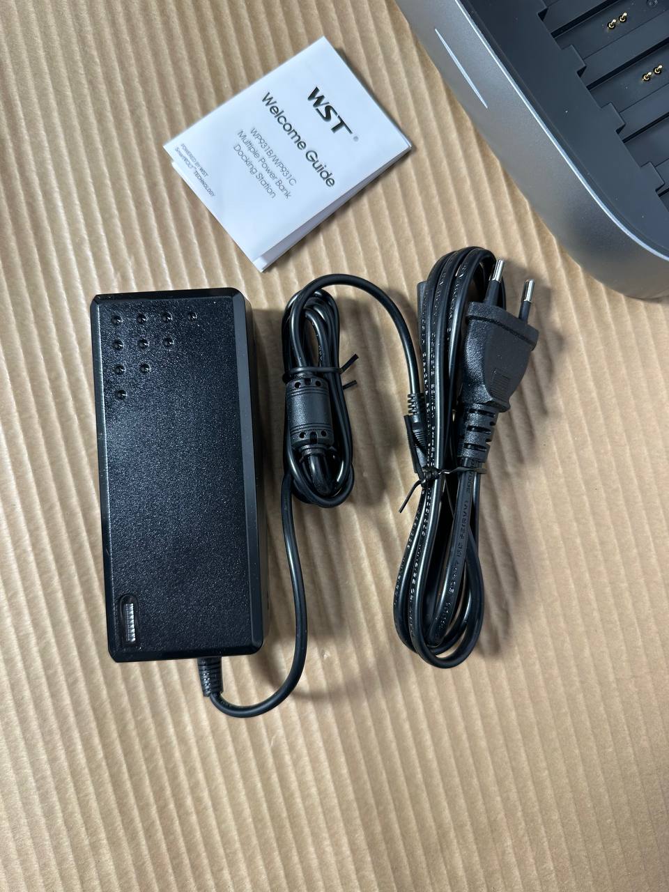 WST 8000mAh x 8 Multiple Power Bank Docking Station – Svart