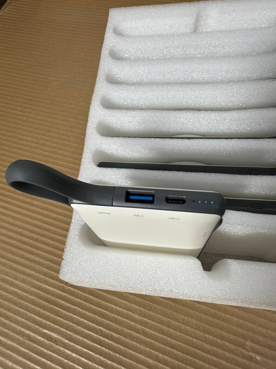 WST Multiple Power Bank Docking Station – 8x 10.000mAh (Hvit)