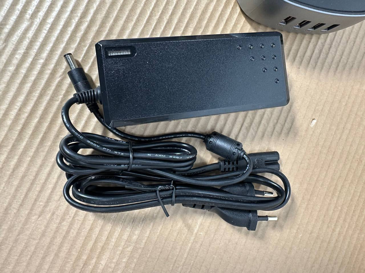 WST Multiple Power Bank Docking Station – 8x 10.000mAh (Hvit)