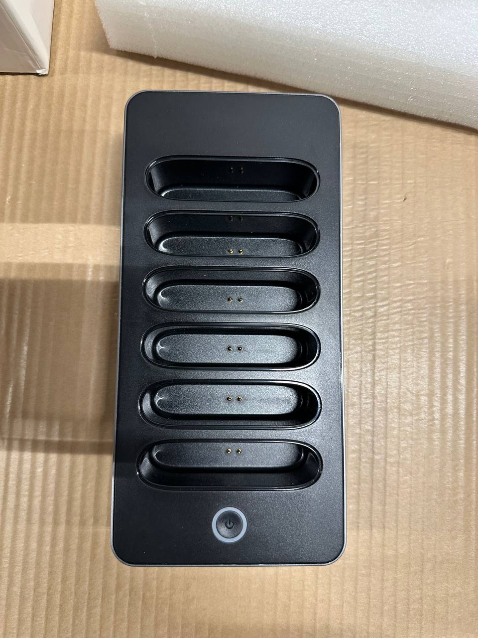 WST Multiple Power Bank Docking Station – 6 stk Powerbanks med ladestasjon (Svart)