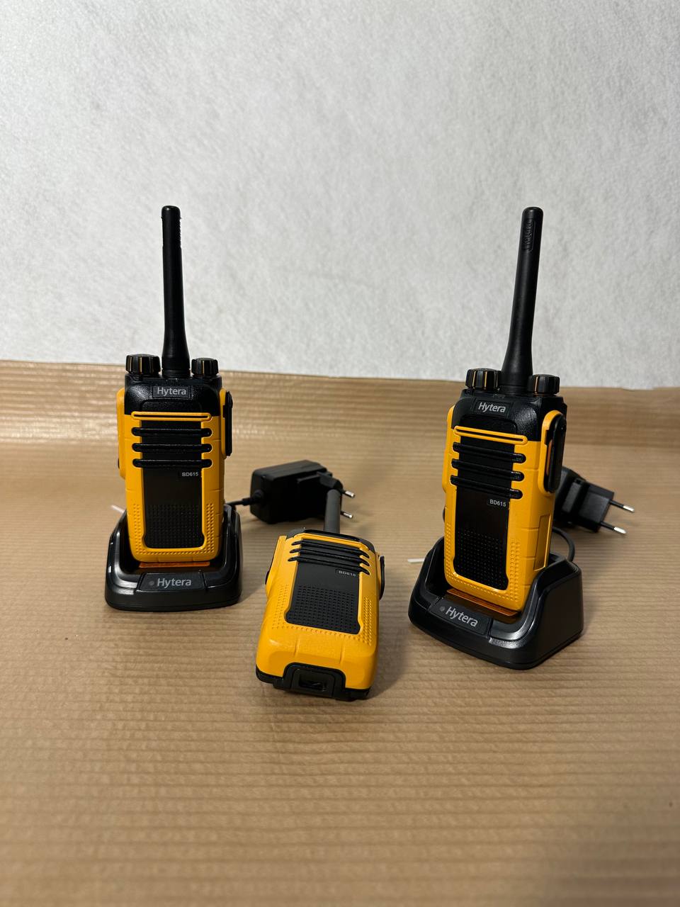 Hytera BD615 digitale walkie talkie – sett med 3 stk radioer og 2 ladere