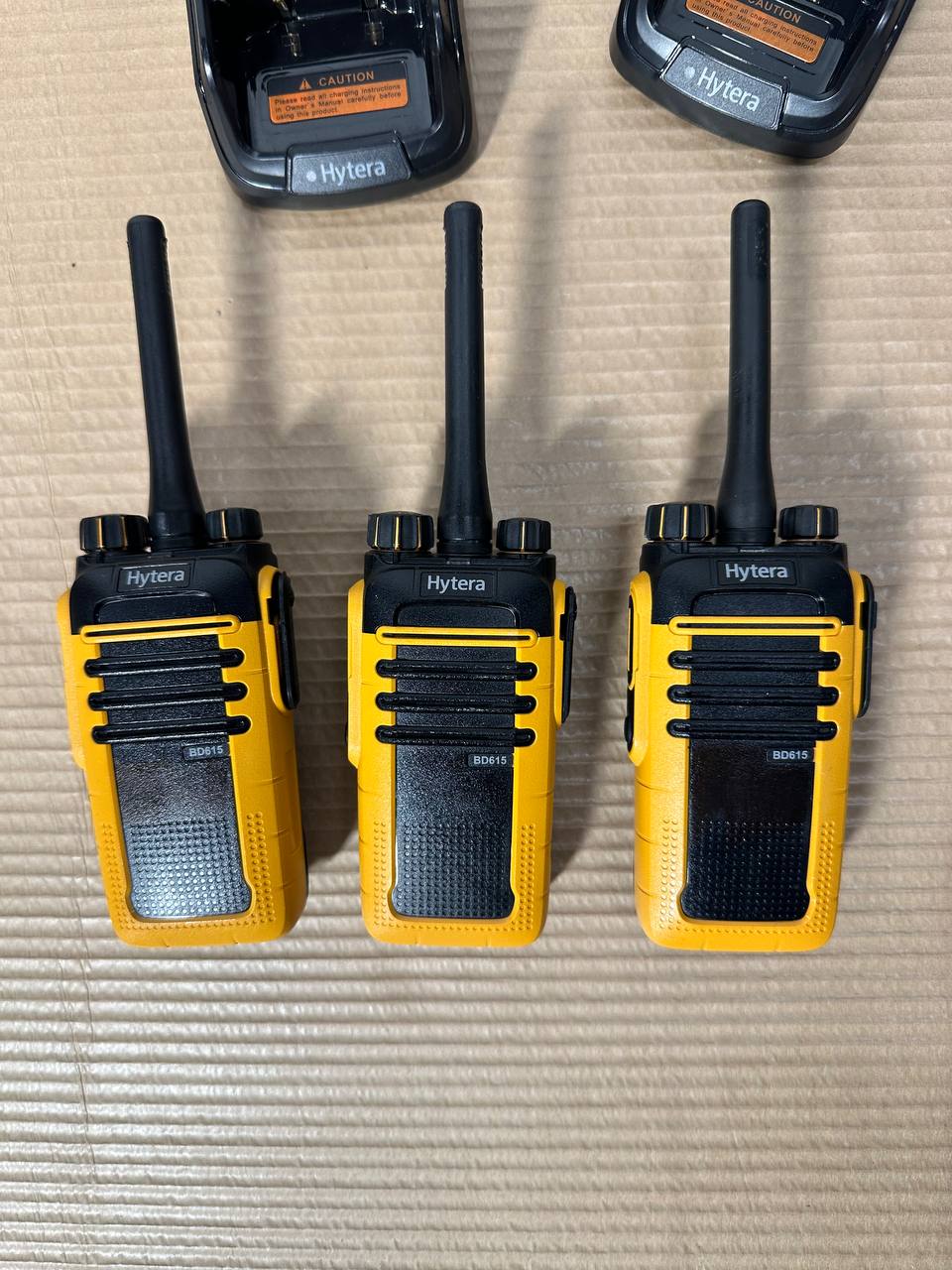 Hytera BD615 digitale walkie talkie – sett med 3 stk radioer og 2 ladere