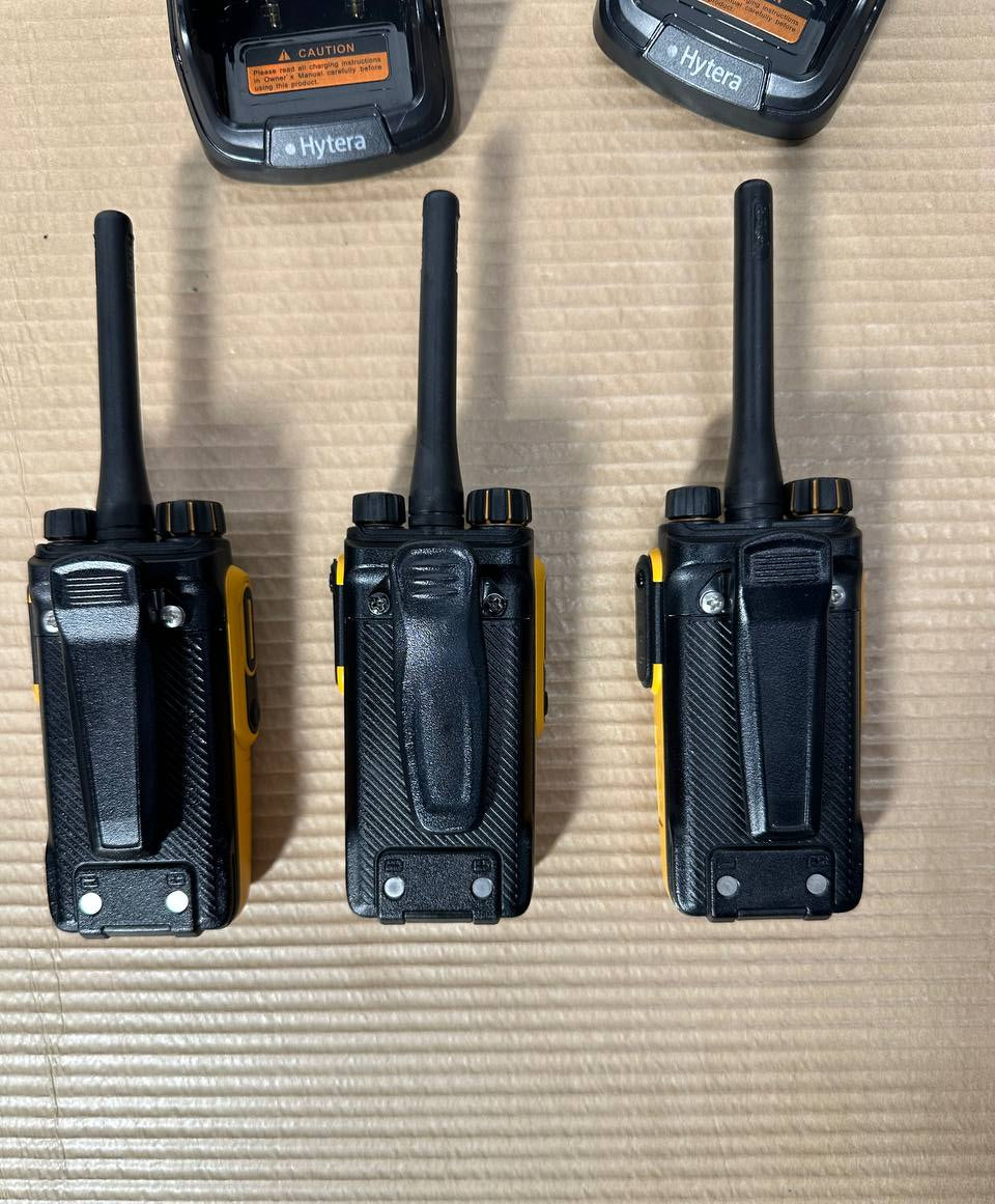 Hytera BD615 digitale walkie talkie – sett med 3 stk radioer og 2 ladere