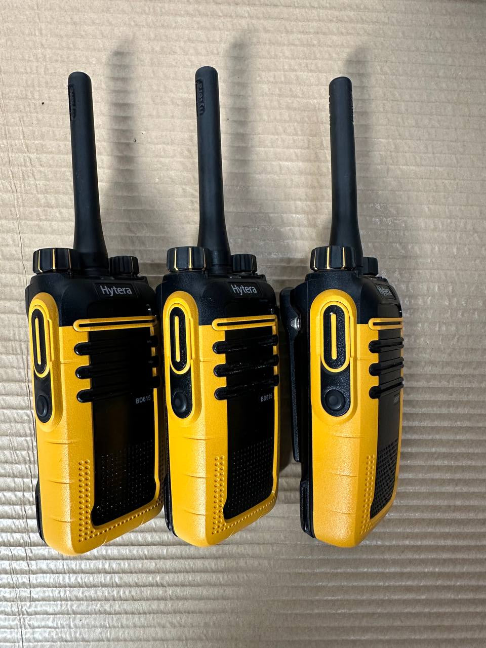 Hytera BD615 digitale walkie talkie – sett med 3 stk radioer og 2 ladere