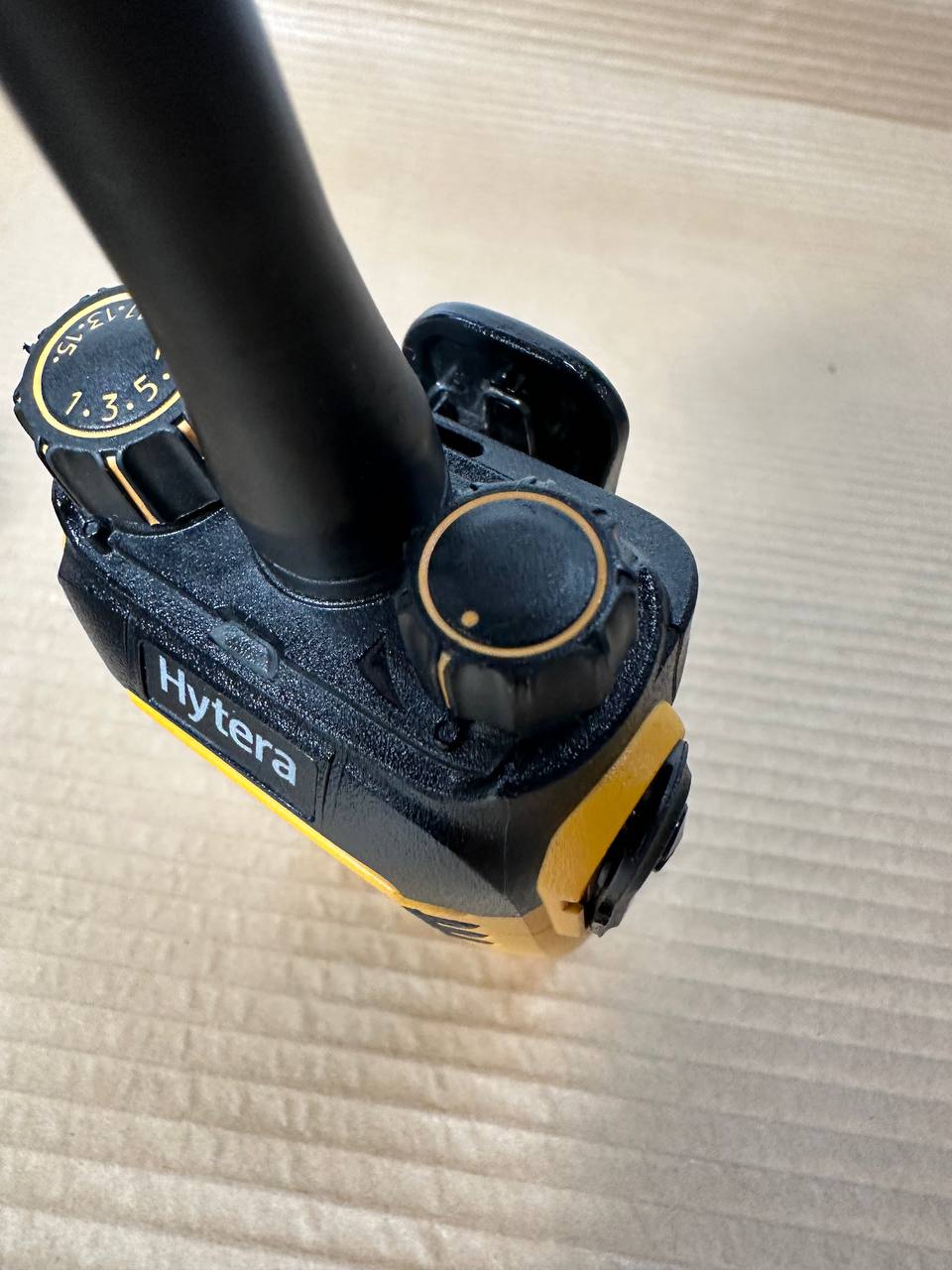 Hytera BD615 digitale walkie talkie – sett med 3 stk radioer og 2 ladere