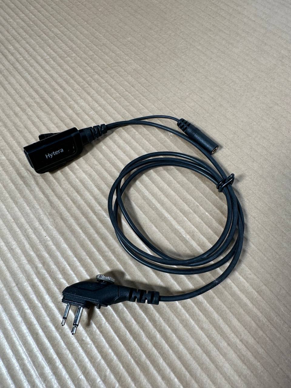 Hytera headset med ørebøyle og PTT-mikrofon (2-pin Motorola-type)