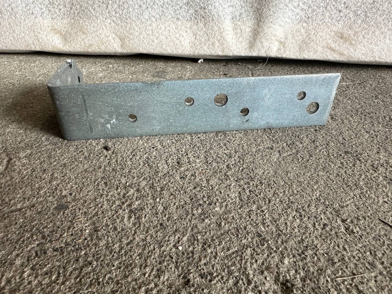Simpson Strong-Tie Torvtakkrok 95×200 mm – Sort ZPRO