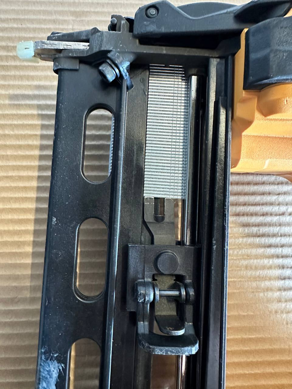 Bostitch BTCN120M2 Batteridrevet Dykkertpistol m/ 2 batterier og lader