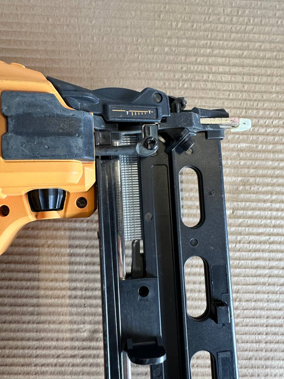 Bostitch BTCN120M2 Batteridrevet Dykkertpistol m/ 2 batterier og lader