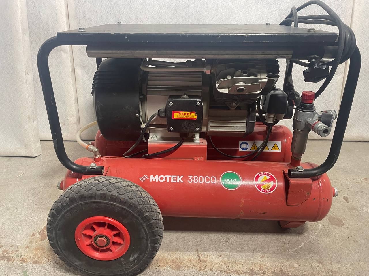 Kompressor Motek 380C0 | Oljefri, lavt turtall, 22 l, 10 bar